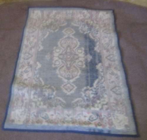 A STUNNING MACHINE WOVEN CARPET WITH STUNNING RICH BLUE COLORS 117CM X 79CM