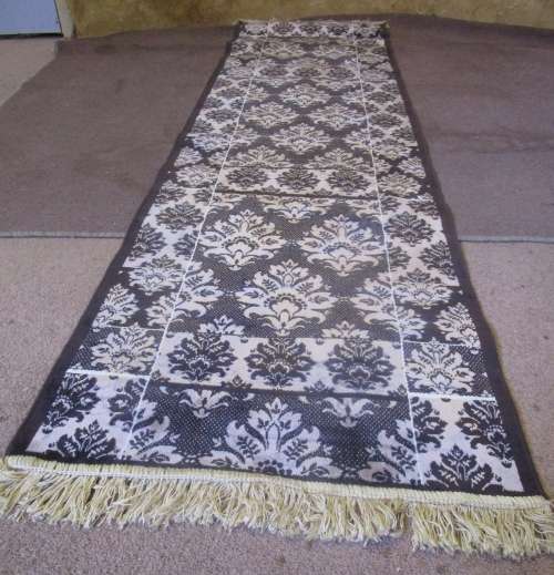 A STUNNING 236CM X 66CM RUNNER CARPET MADE IN BELGIUM
