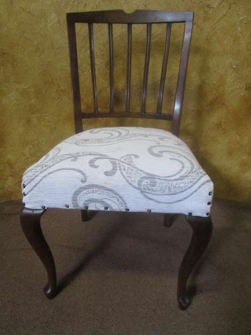 AN EXQUISITE QUEEN ANN DINING ROOM CHAIR WITH NEW UPHOLSTERY