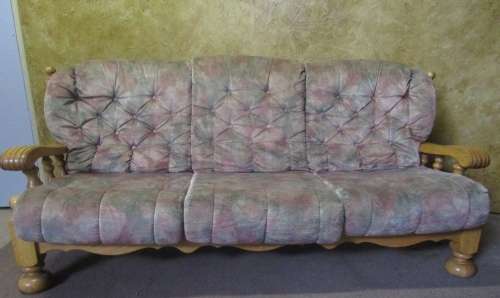 A GORGEOUS OAK GRAFTON EVEREST 3 SEATER COUCH WITH STUNNING TURNED DETAIL