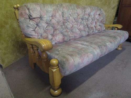 A GORGEOUS OAK GRAFTON EVEREST 3 SEATER COUCH WITH STUNNING TURNED DETAIL