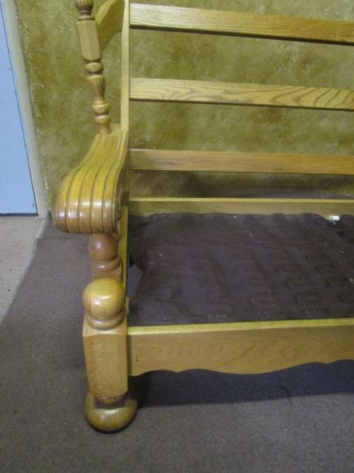 A GORGEOUS OAK GRAFTON EVEREST 3 SEATER COUCH WITH STUNNING TURNED DETAIL