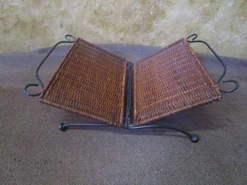 A LOVLEY WEAVED CANE AND METAL FOLD UP MAGAZINE RACK