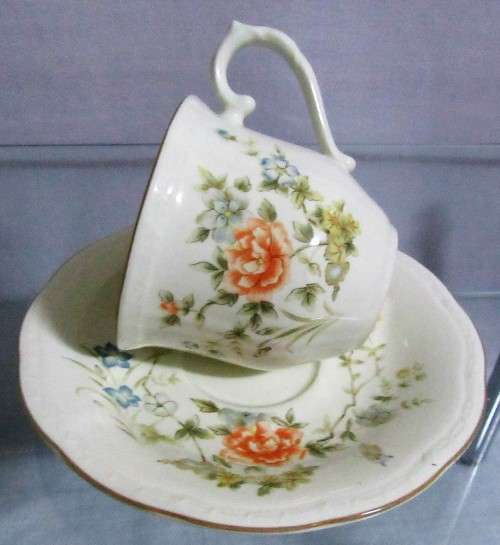 I'm pleased to offer this beautifuL Dio Set. This set was made by Mikasa - Dinner At Eight in their