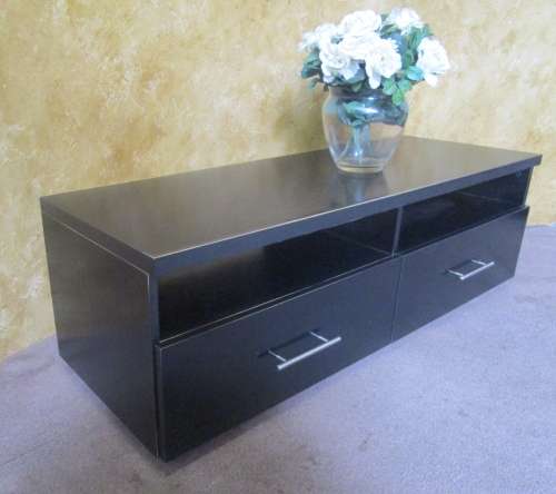 A EXQUISITE DARK WOOD FINISHED FLAT SCREAN & ENTERTAINMENT UNIT IN GOOD CONDITION