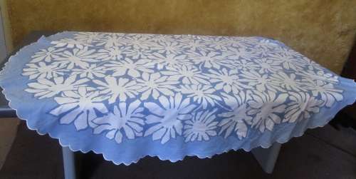 A BEAUTIFUL VINTAGE TABLE CLOTH WITH SIX NAPKINS