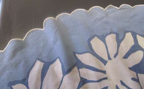A BEAUTIFUL VINTAGE TABLE CLOTH WITH SIX NAPKINS