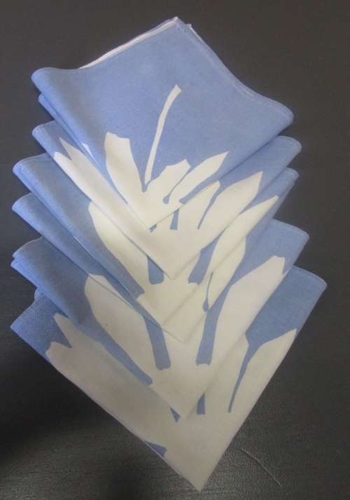 A BEAUTIFUL VINTAGE TABLE CLOTH WITH SIX NAPKINS