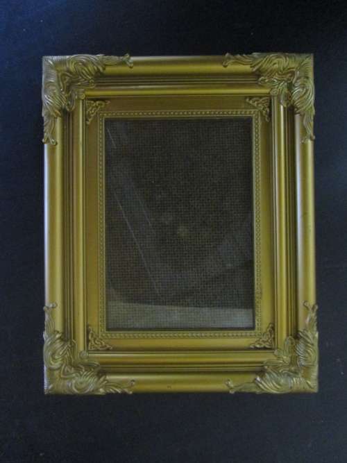 A VERY ELGANT GILDED STYLE FRAME IN GOOD CONDITION 20CM X 25CM X 2CM
