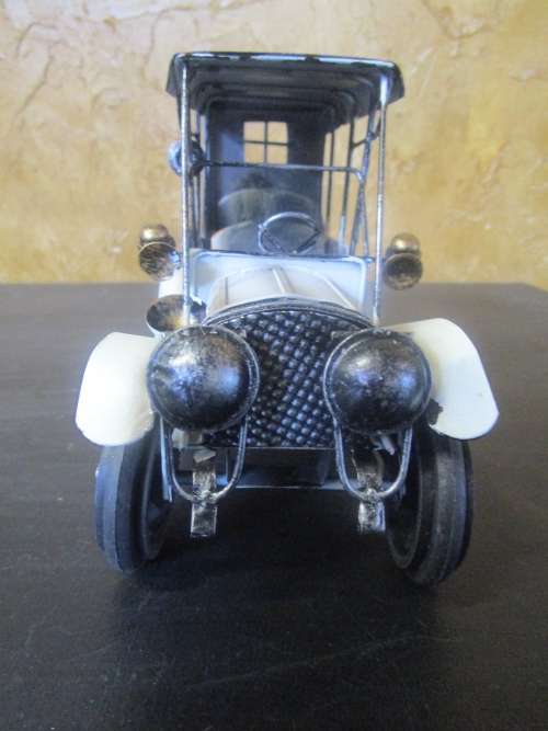 A VINTAGE LOOKING REPLICA METAL CAR 18CM X 13CM X 9CM