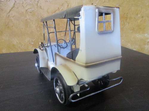 A VINTAGE LOOKING REPLICA METAL CAR 18CM X 13CM X 9CM