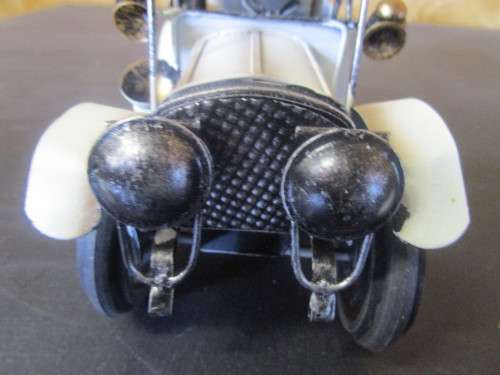 A VINTAGE LOOKING REPLICA METAL CAR 18CM X 13CM X 9CM