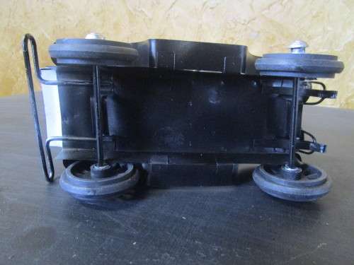 A VINTAGE LOOKING REPLICA METAL CAR 18CM X 13CM X 9CM