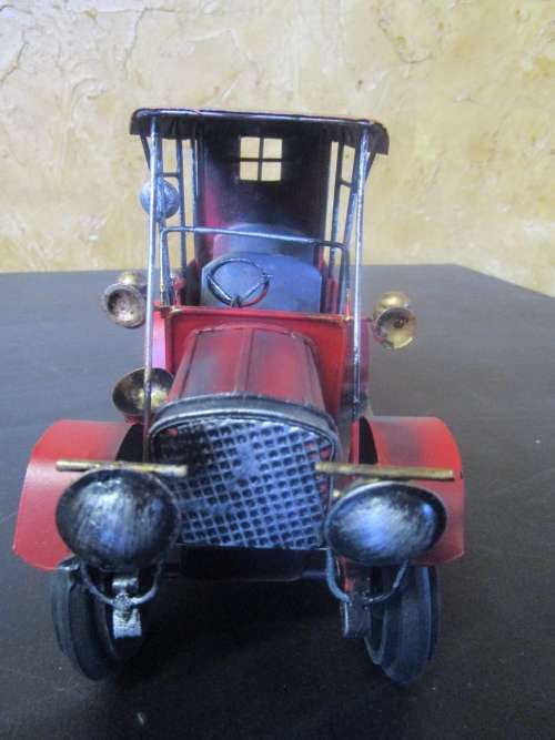 A VINTAGE LOOKING REPLICA METAL CAR 16CM X 11CM X 10CM
