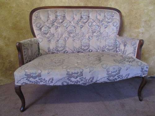 A FANTASTIC VINTAGE DARK CREAM QUEEN ANNE PARLOUR COUCH