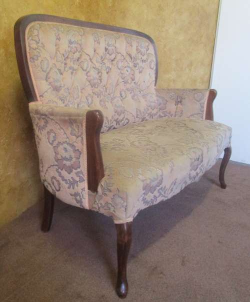 A FANTASTIC VINTAGE DARK CREAM QUEEN ANNE PARLOUR COUCH
