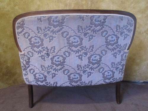 A FANTASTIC VINTAGE DARK CREAM QUEEN ANNE PARLOUR COUCH