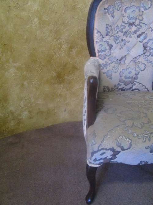 A FANTASTIC VINTAGE DARK CREAM QUEEN ANNE PARLOUR SINGLE OCCASIONAL CHAIR