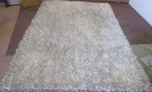 A STYLISH DARK CREAM SHAGGY CARPET IN VERY GOOD CONDITION 241CM X 163CM