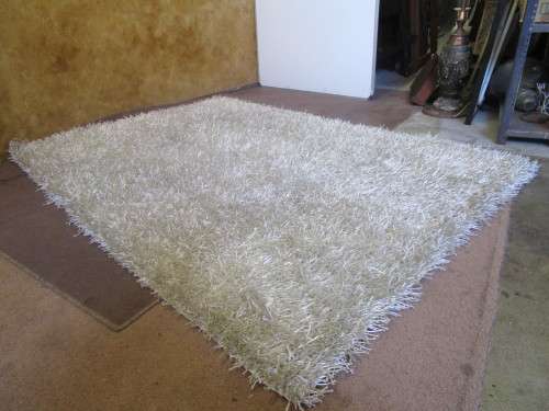 A STYLISH DARK CREAM SHAGGY CARPET IN VERY GOOD CONDITION 241CM X 163CM