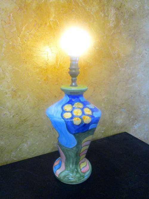 A GORGEOUS CERAMIC TABLE LAMP WITH MOST BEAUTIFUL COLORS IN WORKING CONDITION