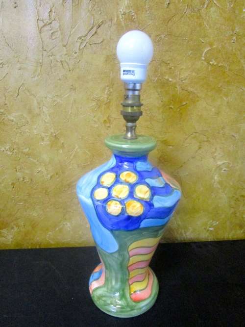 A GORGEOUS CERAMIC TABLE LAMP WITH MOST BEAUTIFUL COLORS IN WORKING CONDITION