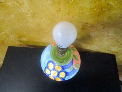A GORGEOUS CERAMIC TABLE LAMP WITH MOST BEAUTIFUL COLORS IN WORKING CONDITION