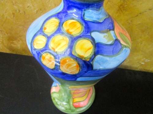 A GORGEOUS CERAMIC TABLE LAMP WITH MOST BEAUTIFUL COLORS IN WORKING CONDITION