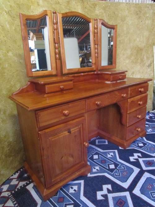 AN EXQUISITE DETAILED SOLID WOOD & DRESSING TABLE WITH 8 DRAWERS, 1 CUPBOARDS & 3 MIRRORS