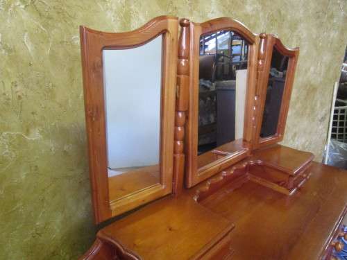 AN EXQUISITE DETAILED SOLID WOOD & DRESSING TABLE WITH 8 DRAWERS, 1 CUPBOARDS & 3 MIRRORS