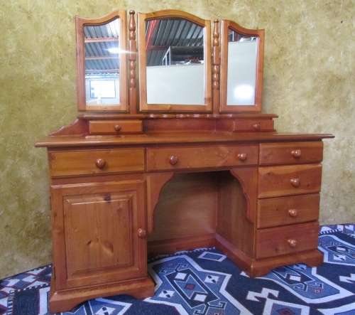 AN EXQUISITE DETAILED SOLID WOOD & DRESSING TABLE WITH 8 DRAWERS, 1 CUPBOARDS & 3 MIRRORS