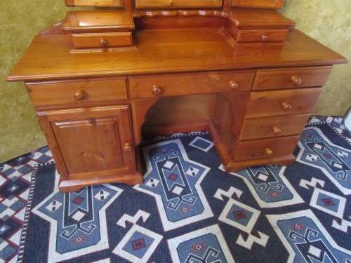AN EXQUISITE DETAILED SOLID WOOD & DRESSING TABLE WITH 8 DRAWERS, 1 CUPBOARDS & 3 MIRRORS