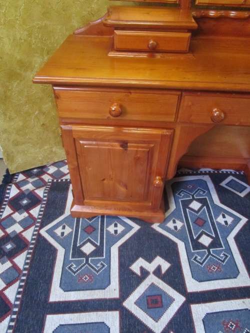 AN EXQUISITE DETAILED SOLID WOOD & DRESSING TABLE WITH 8 DRAWERS, 1 CUPBOARDS & 3 MIRRORS