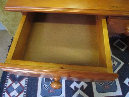 AN EXQUISITE DETAILED SOLID WOOD & DRESSING TABLE WITH 8 DRAWERS, 1 CUPBOARDS & 3 MIRRORS