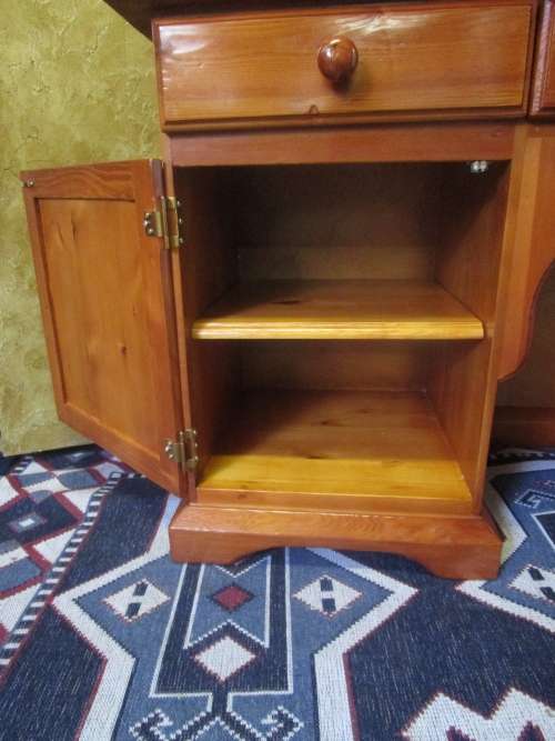 AN EXQUISITE DETAILED SOLID WOOD & DRESSING TABLE WITH 8 DRAWERS, 1 CUPBOARDS & 3 MIRRORS