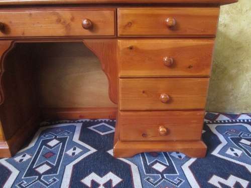 AN EXQUISITE DETAILED SOLID WOOD & DRESSING TABLE WITH 8 DRAWERS, 1 CUPBOARDS & 3 MIRRORS