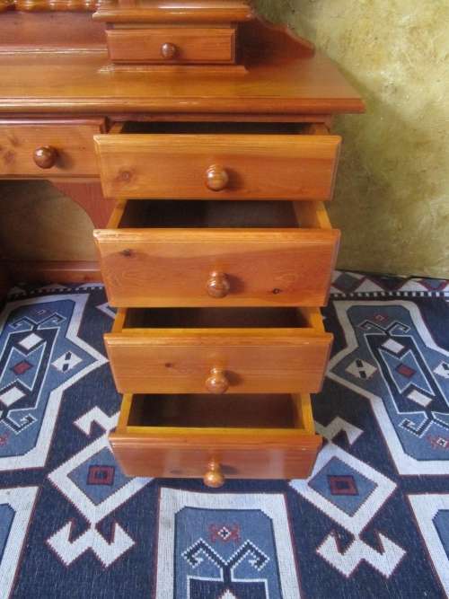 AN EXQUISITE DETAILED SOLID WOOD & DRESSING TABLE WITH 8 DRAWERS, 1 CUPBOARDS & 3 MIRRORS