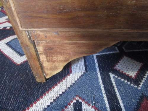 AN MAGNIFICENT ANTIQUE CHES OF DRAWER WITH FIVE DRAWERS AND ORIGINAL PORCELAIN KNOBS