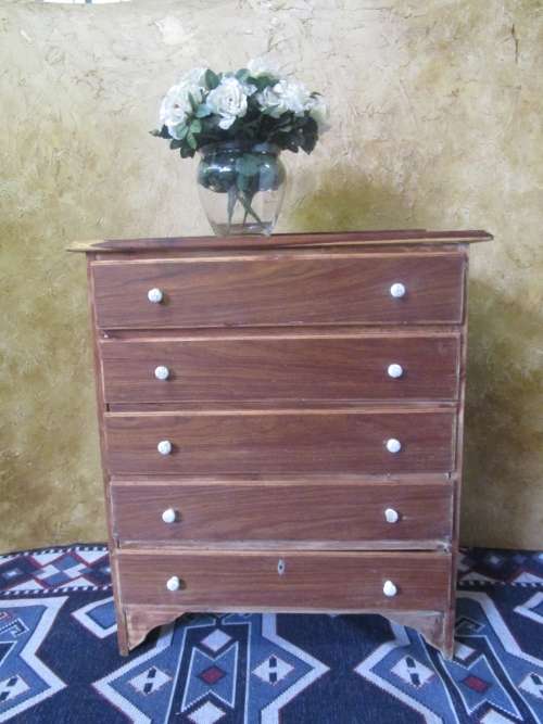 AN MAGNIFICENT ANTIQUE CHES OF DRAWER WITH FIVE DRAWERS AND ORIGINAL PORCELAIN KNOBS