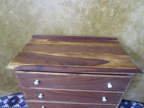 AN MAGNIFICENT ANTIQUE CHES OF DRAWER WITH FIVE DRAWERS AND ORIGINAL PORCELAIN KNOBS