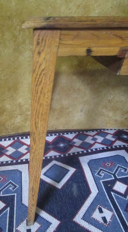 A VERY CUTE ANTIQUE KITCHEN TABLE WITH A DRAWE ON EACH SIDE OF THE TABLE