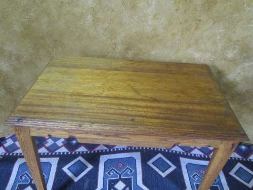 A VERY CUTE ANTIQUE KITCHEN TABLE WITH A DRAWE ON EACH SIDE OF THE TABLE