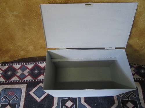 A LOVLEY VINTAGE METAL TRUNK - STUNNING SHABBY CHIC DECO