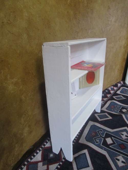 A FANTASTIC THREE SHELF BOOKCASE PERFECT FOR A CD / DVD / BOOK COLLECTION