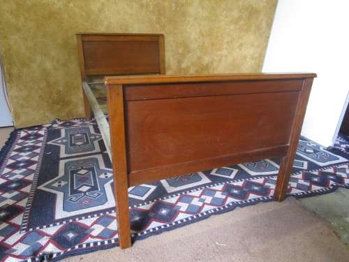 A DELIGHTFUL ANTIQUE OAK SINGLE BED A STUNNING PIECE