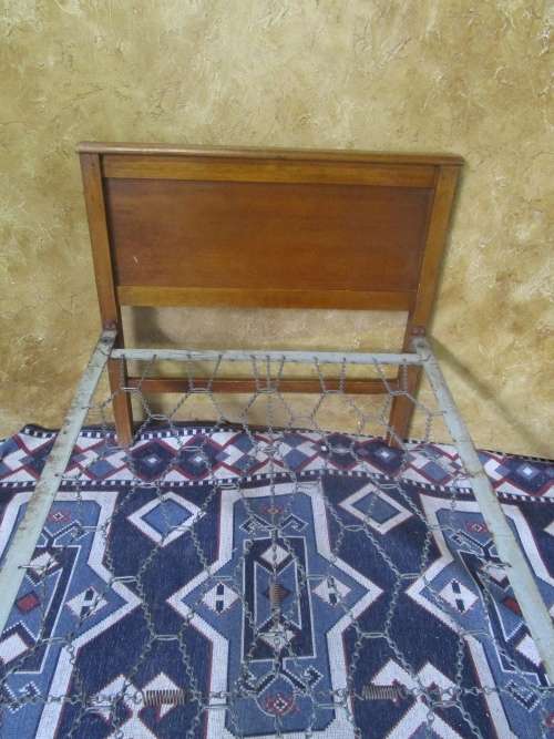 A DELIGHTFUL ANTIQUE OAK SINGLE BED A STUNNING PIECE