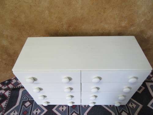 A MARVELOUS 8 DRAWER - CHEST OF DRAWER FINISHED IN A CHALK PAINT