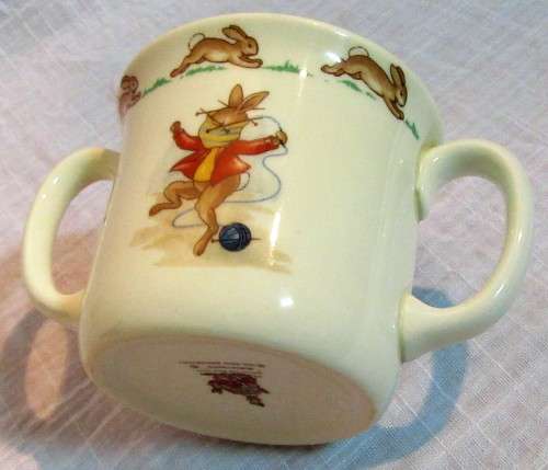 A DELIGHTFUL Royal Doulton Bunnykins Hug A Mug KNITTING WITH 2 Handled Bone