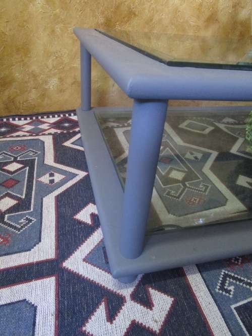 A EXTRA LARGE COFFEE TABLE WITH A TOP & BOTTOM GLASS FINISHED IN A CHALK PAINT