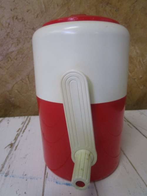 A FANTASTIC VIBRANT RED VINTAGE ICE CRUSHER
